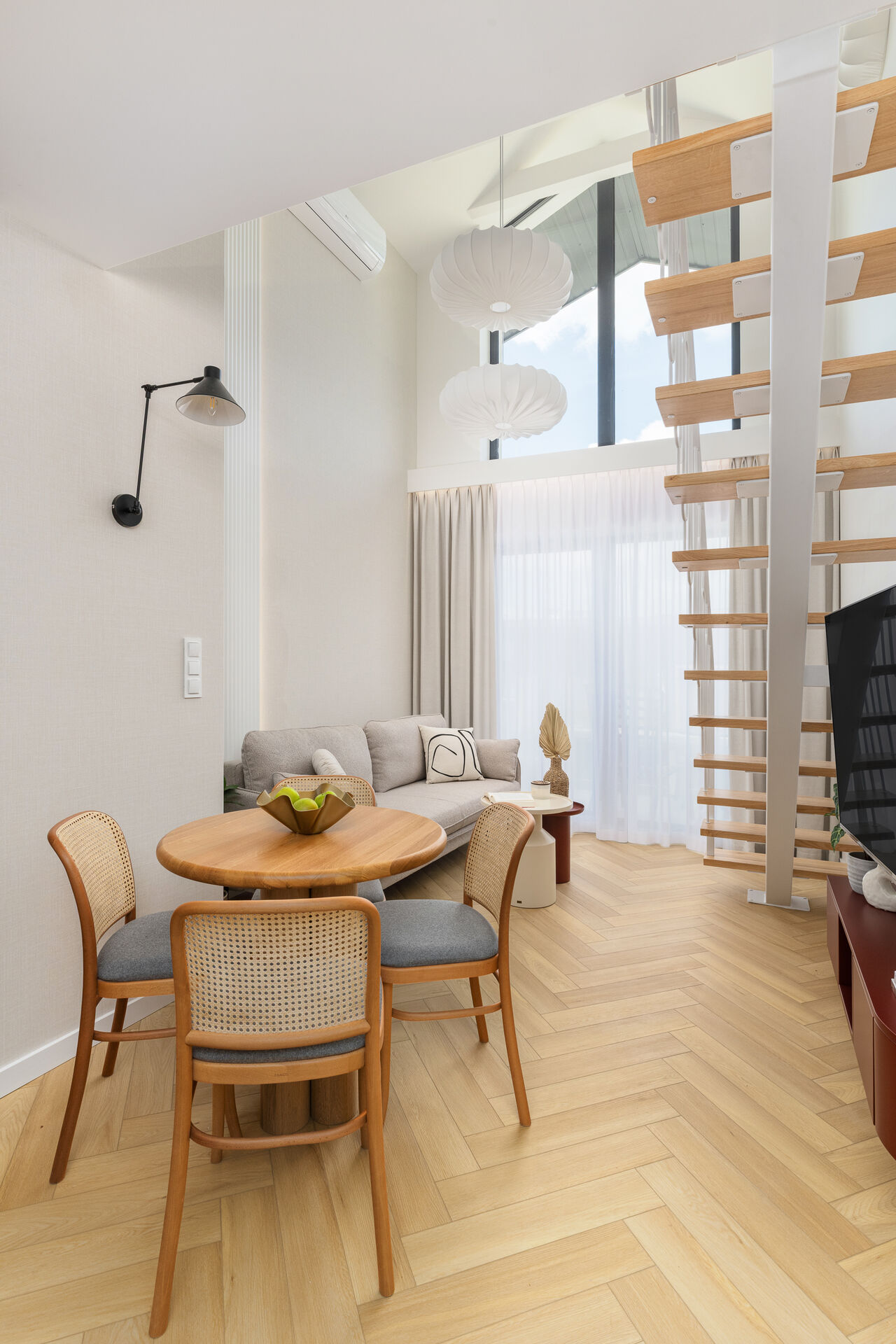 Elegancki pod Najem — salon i antresola