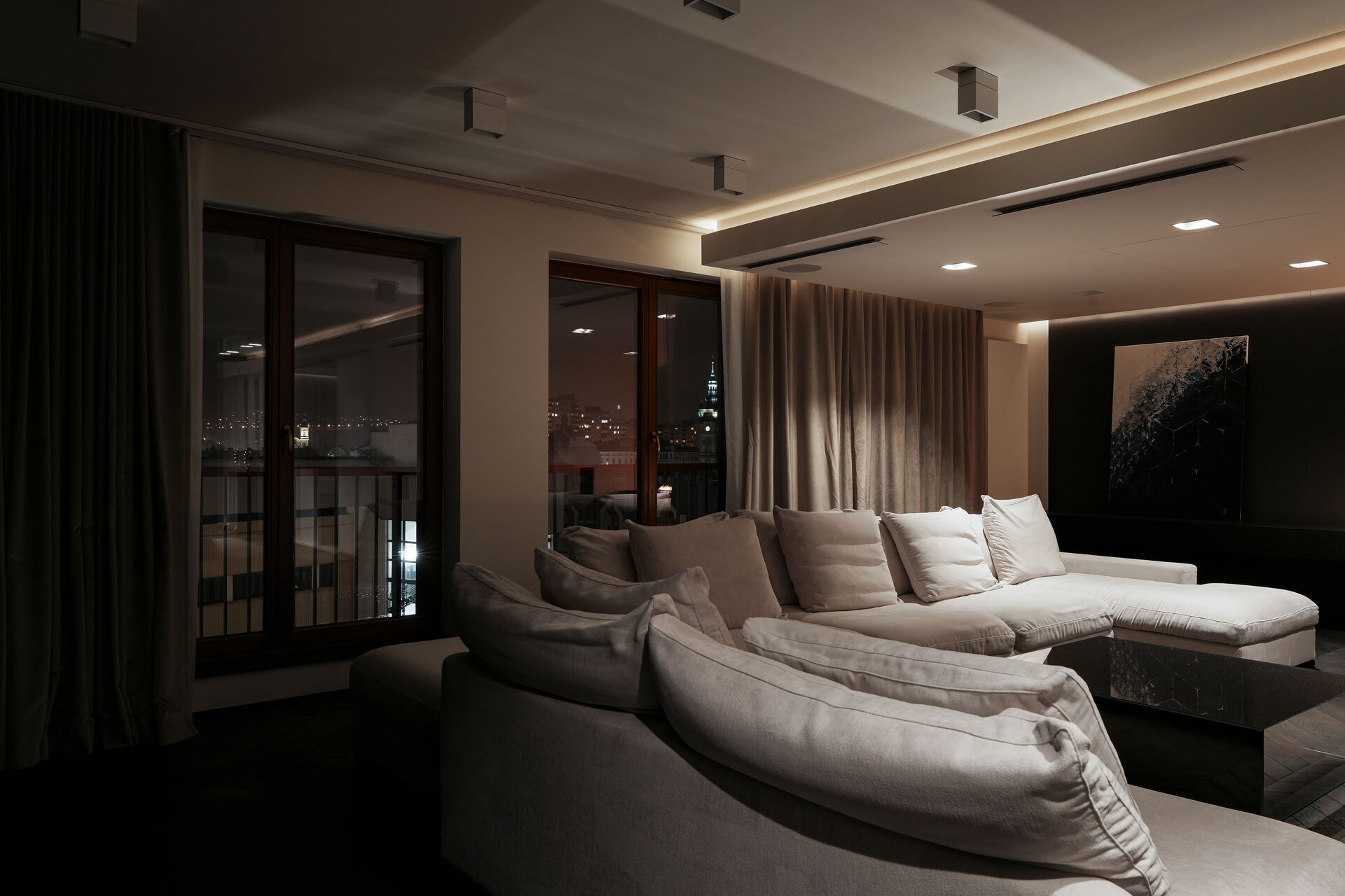 Sfera Penthouse — salon nocą z widokiem na miasto